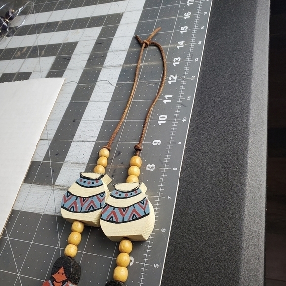 Wood Southwestern Girl Vases Beaded Art to Wear Character Necklace 28" - Picture 7 of 8